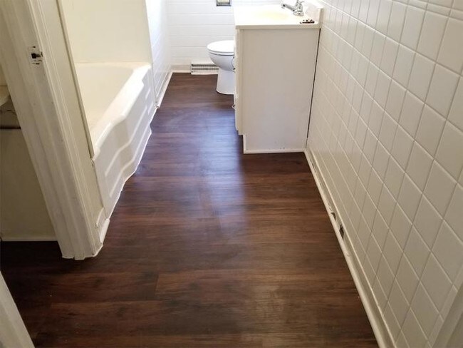 Building Photo - Desirable first floor 2 bedroom apartment