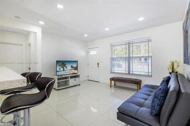 Building Photo - 2 br, 1 bath House - 301 NW 34th St