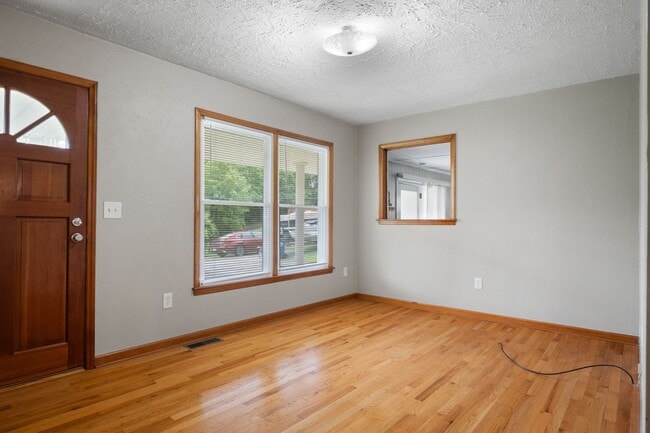 Foto del edificio - 3 to 4 Bed/1 1/2 Bath. Pet friendly.