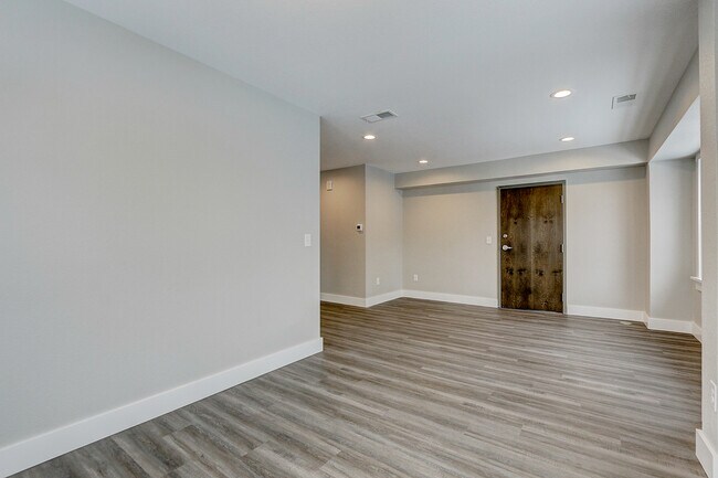Building Photo - 2105 N Booth St