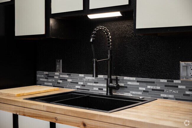 1BR, 1BA - 600SF | Lavamanos de cocina - Lakeshore Apartments