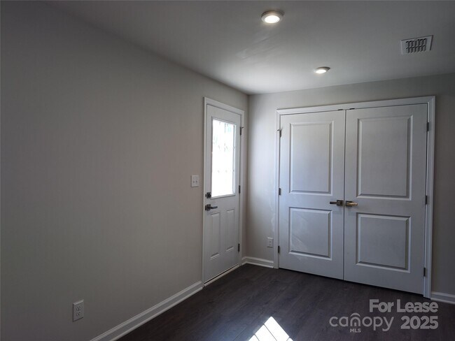 Foto del edificio - 8031 Sinnet Pl