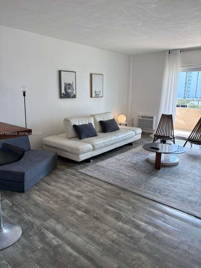 Building Photo - 220 Kings Point Dr