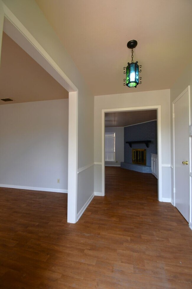 Foto del edificio - Charming 3 Bedroom, 2 Bath Home In Shady Oaks Addition!