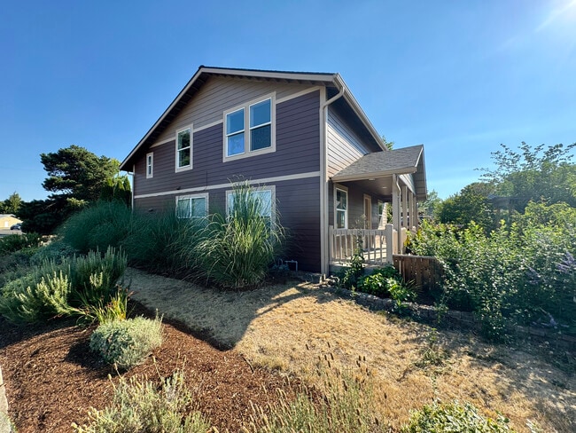Building Photo - 1094 NE Conifer Blvd