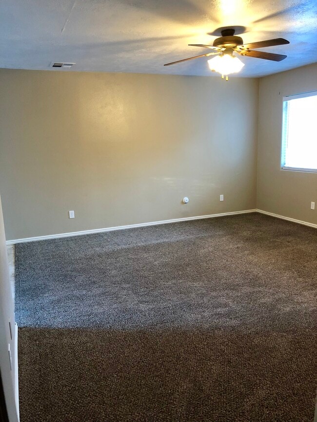 Building Photo - 441 Sunland Dr