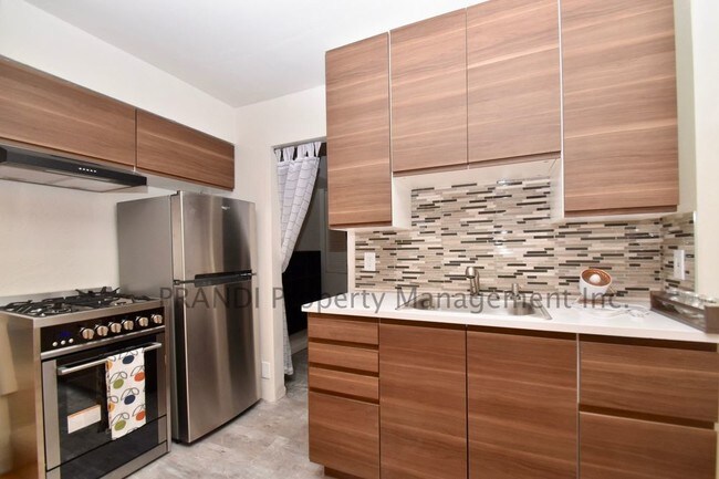 Building Photo - Available Now  Charming Junior 1 Bedroom