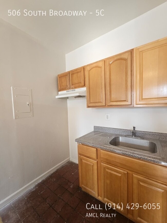 Building Photo - 506 South Broadway-5C