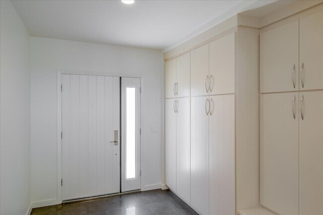 Foto del edificio - Beautiful Home For Rent in Cupertino with Solar, Pool and Sauna Coming Soon!