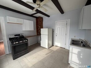 Building Photo - 571 Baldwin St