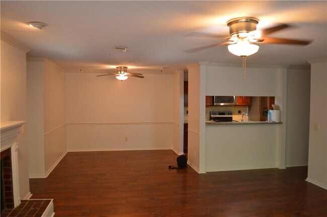 Foto del edificio - 527 Warm Springs Cir