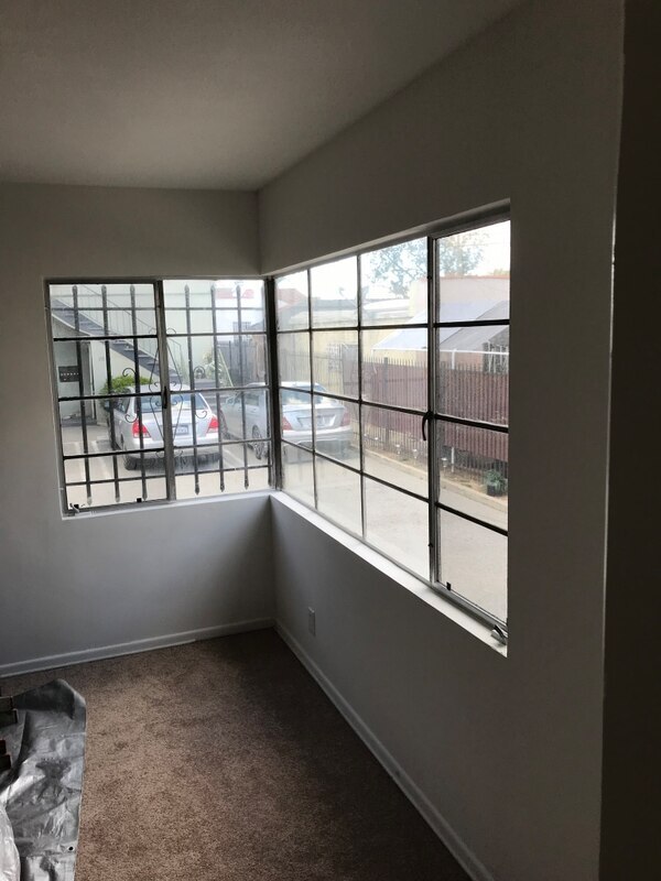 Ventana del salón - 7857 Crenshaw Blvd