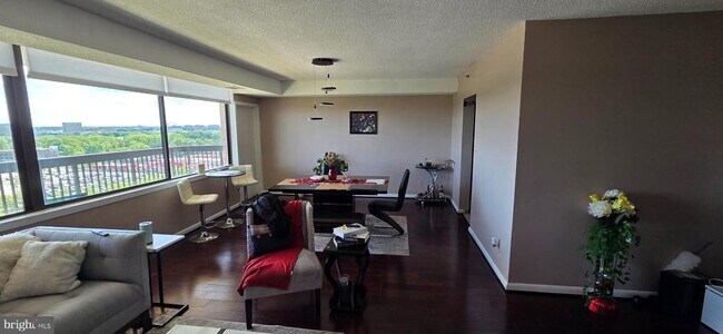 Foto del edificio - 3709 S George Mason Dr