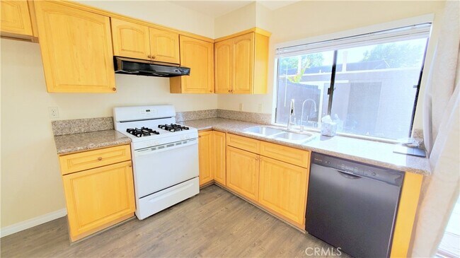 Foto del edificio - 719 Briarwood Ln