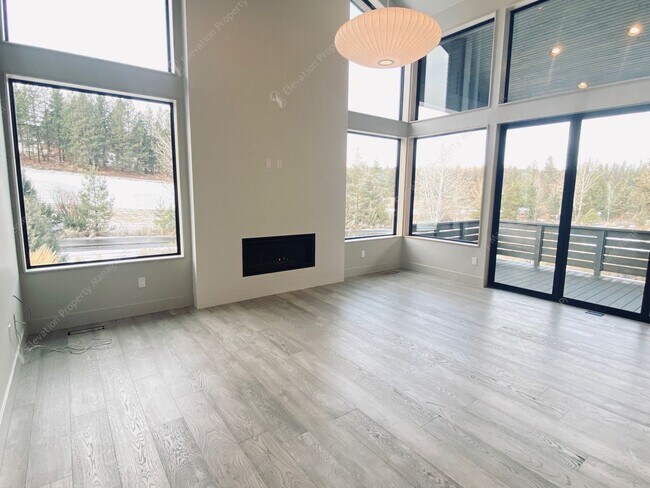 Foto del edificio - Luxurious 3 BR - Den + ADU Retreat in Awbrey Glen Neighborhood