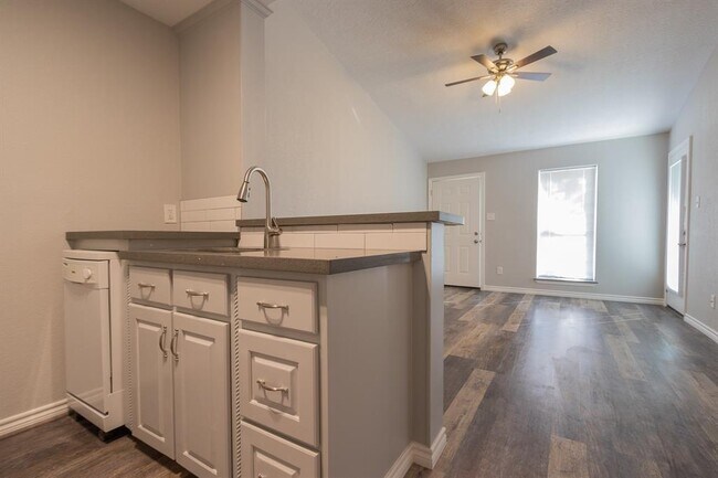 Foto del edificio - 3900 Woodchase Dr