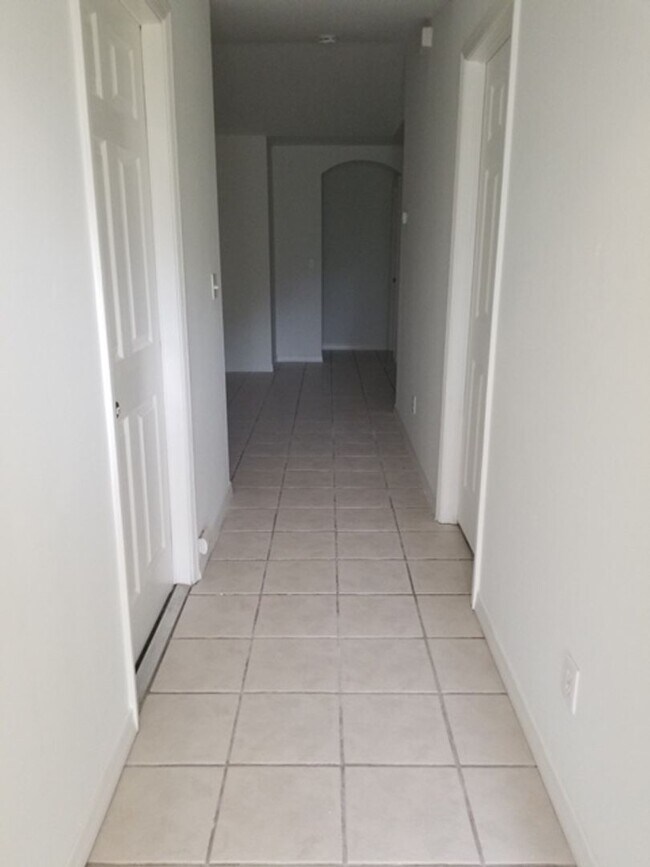 Foto del edificio - 2424-2426 Milton Ave.