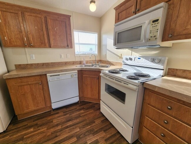 Building Photo - 445 Avanti Way Blvd