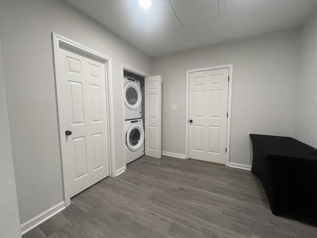 Building Photo - SPACIOUS COTTAGE FOR LEASE - Pre-Leasing August 11 2026!