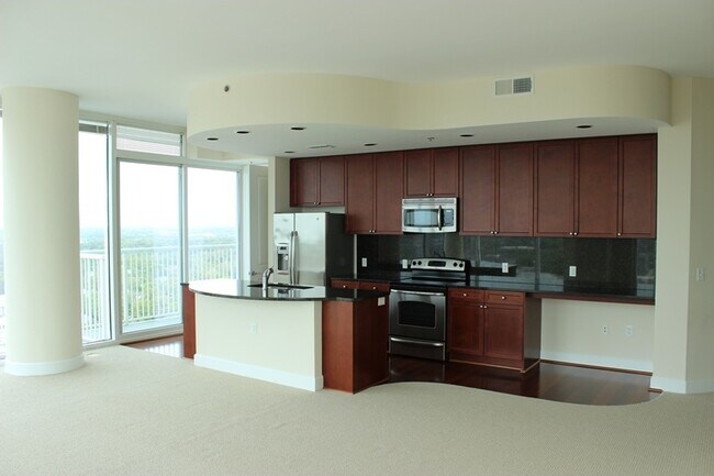 Building Photo - City Views! Tons of Amenities! Corner Unit...