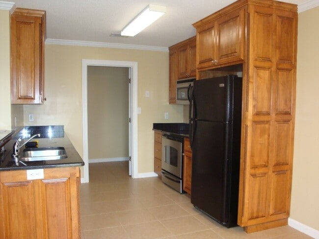 Building Photo - Charming 3BR/2BA Home with Fenced Yard, Ga...