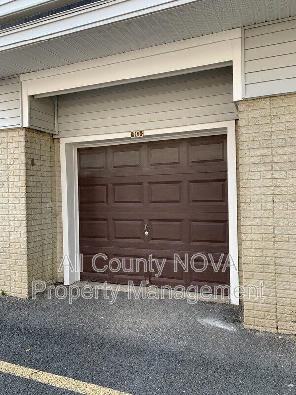 Building Photo - 1611 Carriage House Terrace