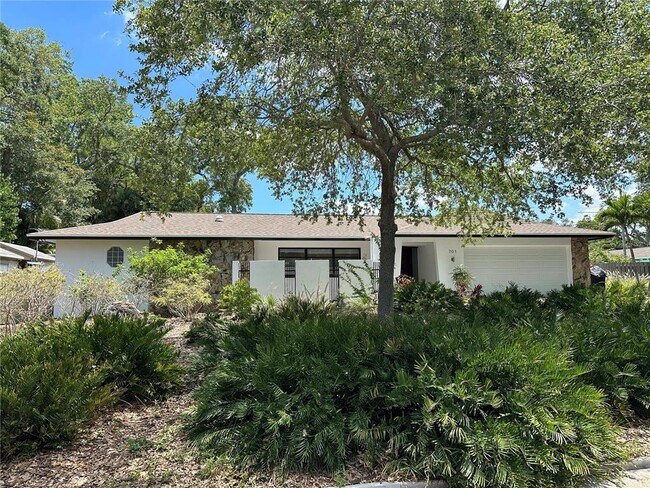 Building Photo - 701 Bluff View Dr