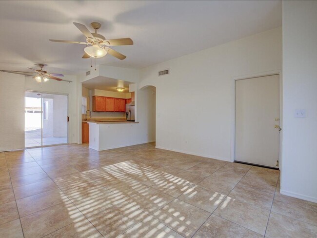 Building Photo - 3 Bedroom 2 Bathroom