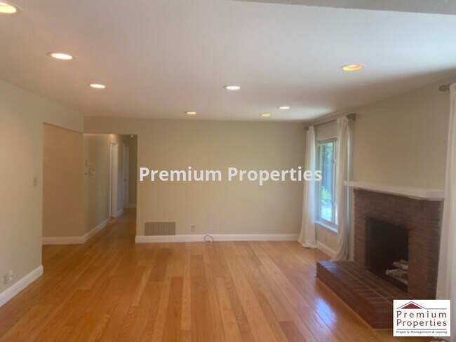 Building Photo - 2833 San Antonio Dr