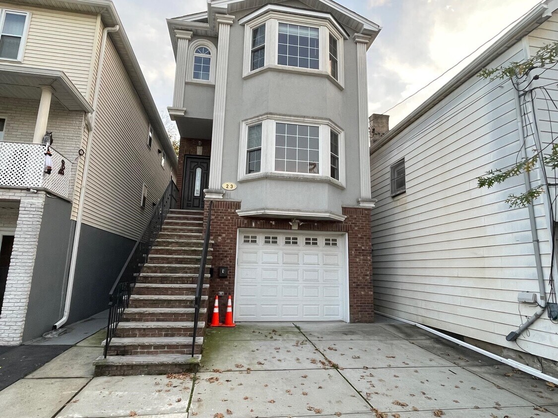 Primary Photo - 23 Reynolds Ave