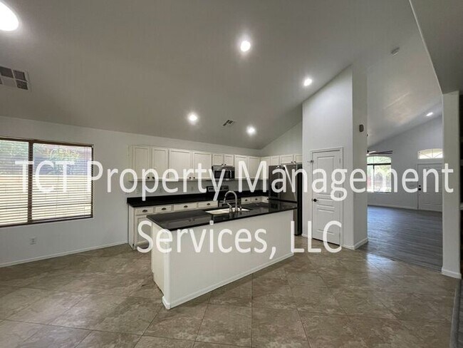 Foto del edificio - Large 6 Bedroom with Grass Backyard!