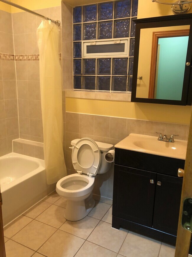 Bathroom - 1830 N Keystone Ave
