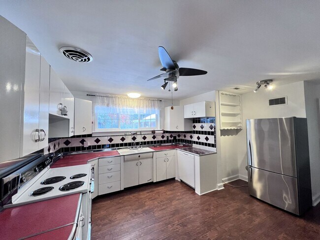 Foto del edificio - 3 BED 1.5 BATH UTILITES INCLUDED