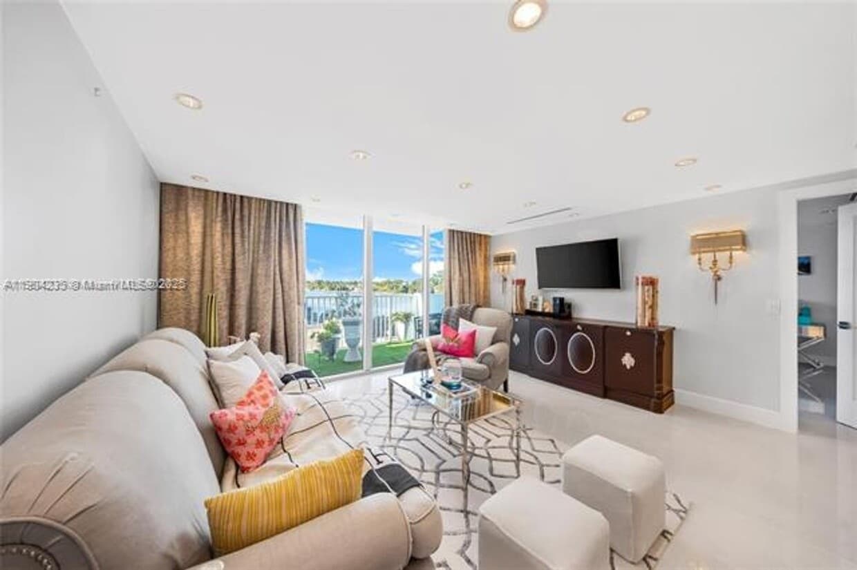Foto principal - 5838 Collins Ave