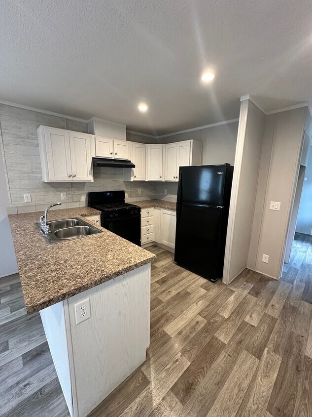 Foto principal - 2 Bedroom/1 Bathroom Mobile Home