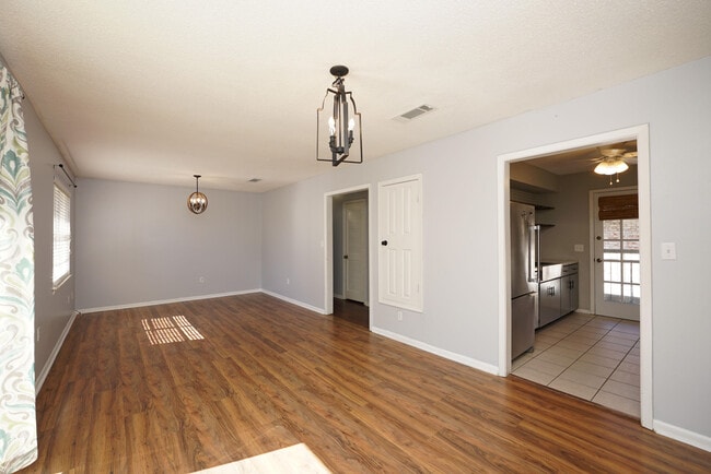 Building Photo - 116 Country Club Dr