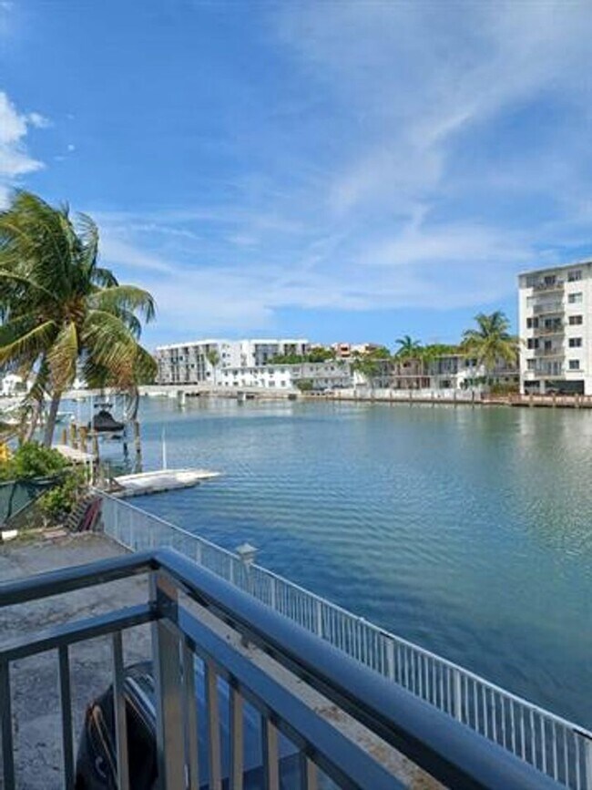 Foto del edificio - 8001 Crespi Blvd