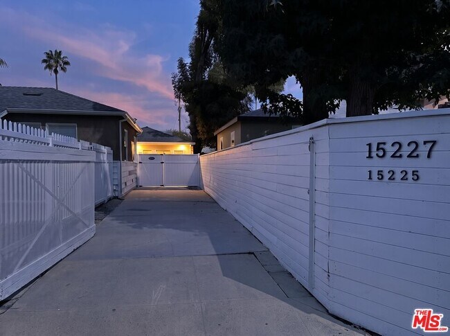 Foto del edificio - 15225 Valleyheart Dr