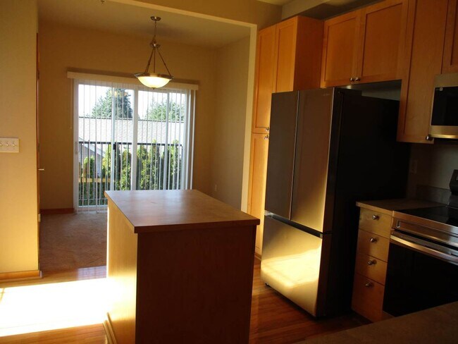Building Photo - 2 Bedrooms 2.5 bath Townhome in Tacoma