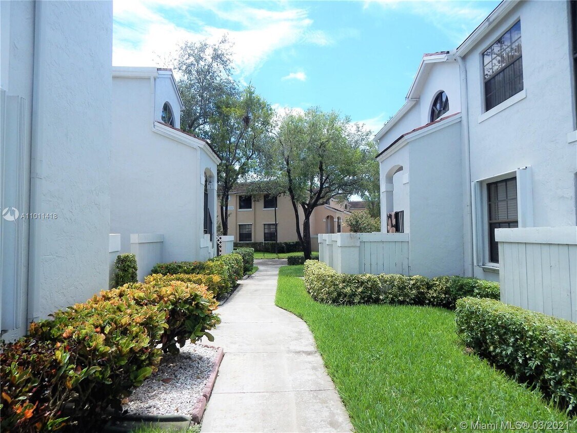 11977 NW 11th St Unit 11977, Pembroke Pines, FL 33026 Condo for Rent