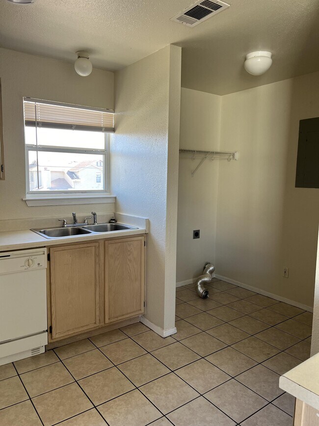 Building Photo - 2218 Katy Ln