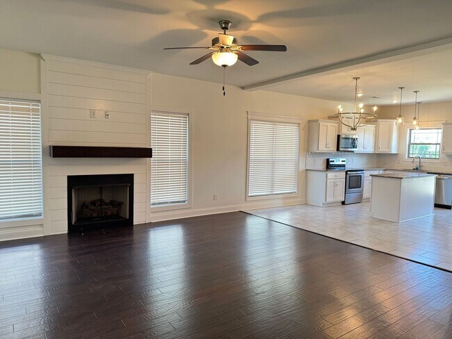 Building Photo - Beautiful 5 Bedroom, 2.5 bath Home in Hick...