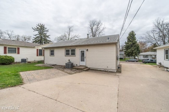 Building Photo - 4 br, 2 bath House - 2912 E 13th St