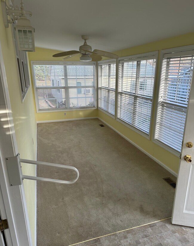 Sun Room - 502 E Tombigbee St