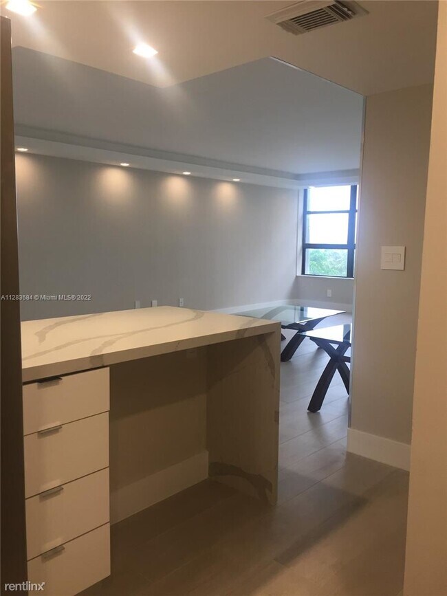 Building Photo - 2 br, 2 bath Condo - 1440 Brickell Bay Dr ...