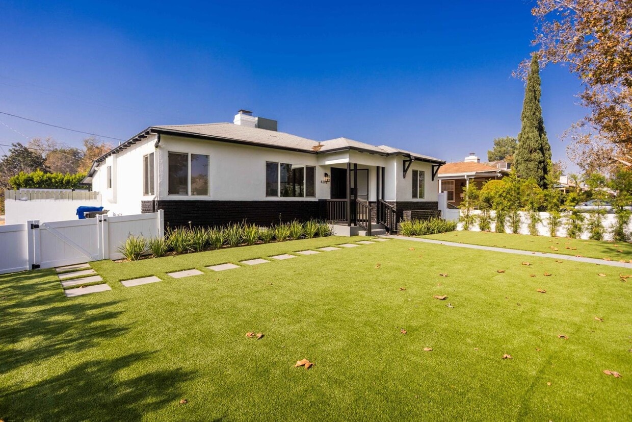 Foto principal - 6101 Simpson Ave