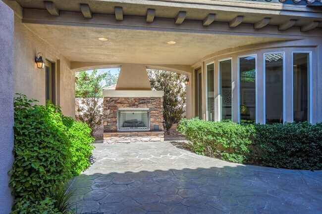 Foto del edificio - Red Rock Country Club Beauty W/ 4 Beds, Po...