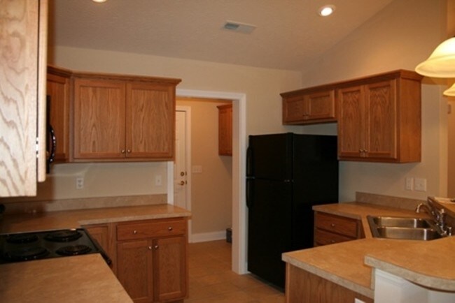 Building Photo - 915b Monin Rd