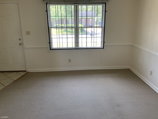 Building Photo - 2 br, 1 bath Duplex - Love’s Rentals