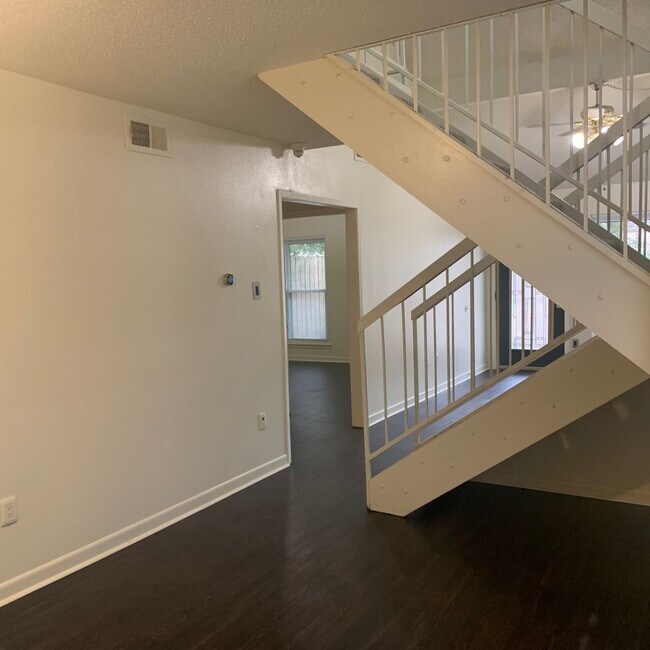Foto del edificio - Spacious 3 bedroom 2 Full baths townhouse.